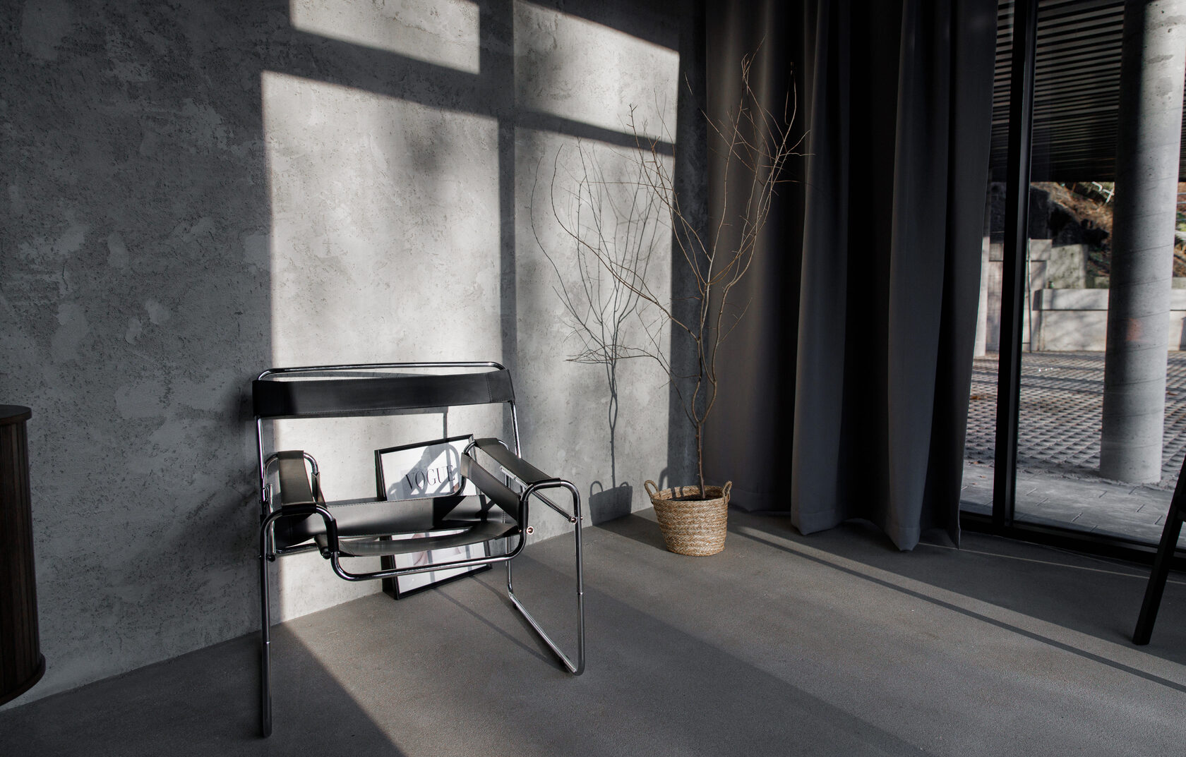 Sala 2 Beton w KARIROOM — betonowa ściana i kierunkowe światło