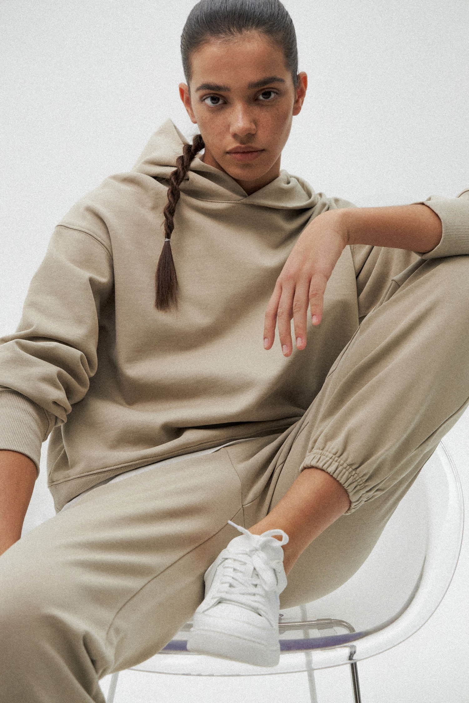 Stüdyoda kadın spor giyim lookbook ve katalog çekimi