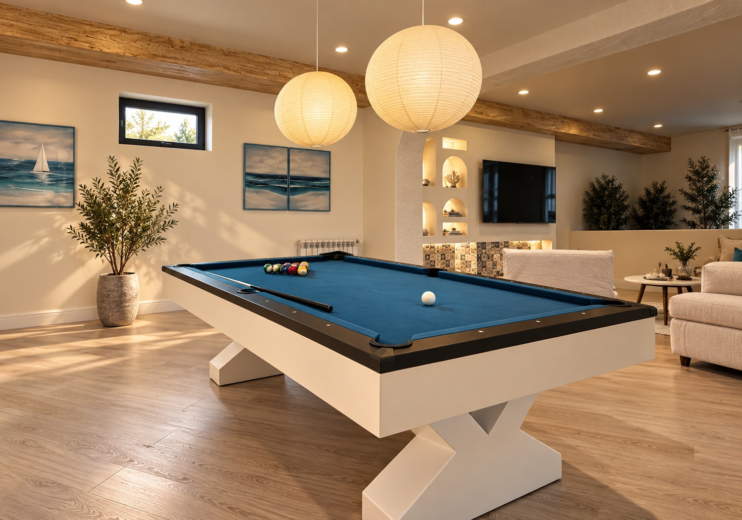 Игровая комната Santorini, бильярдный стол и морские картины