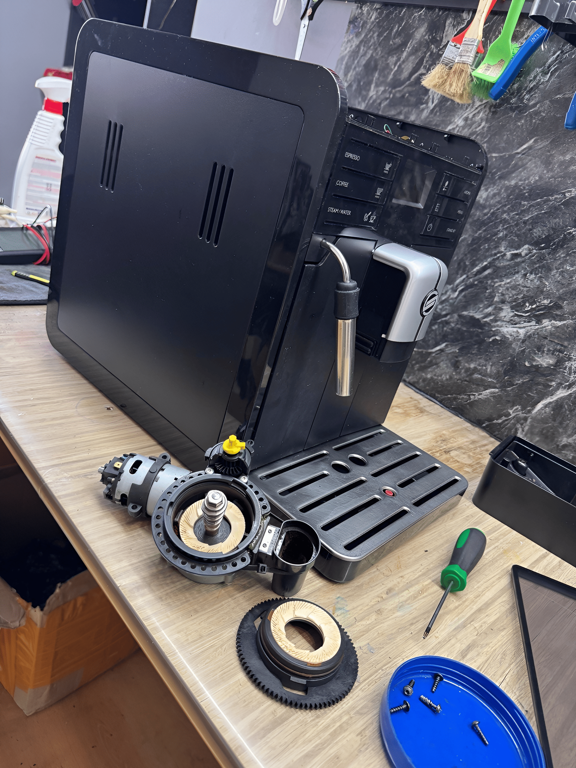 Розбирання та технічне обслуговування кавомашини у сервісі ONE MASTER