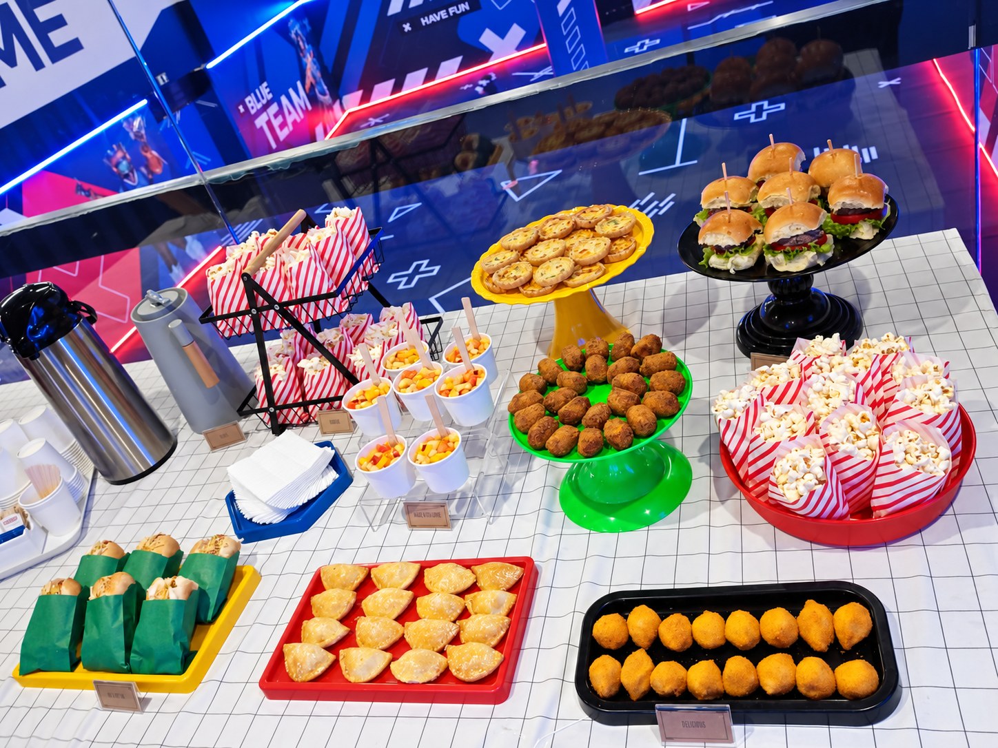 Mesa de catering preparada para uma festa na OVA Open VR