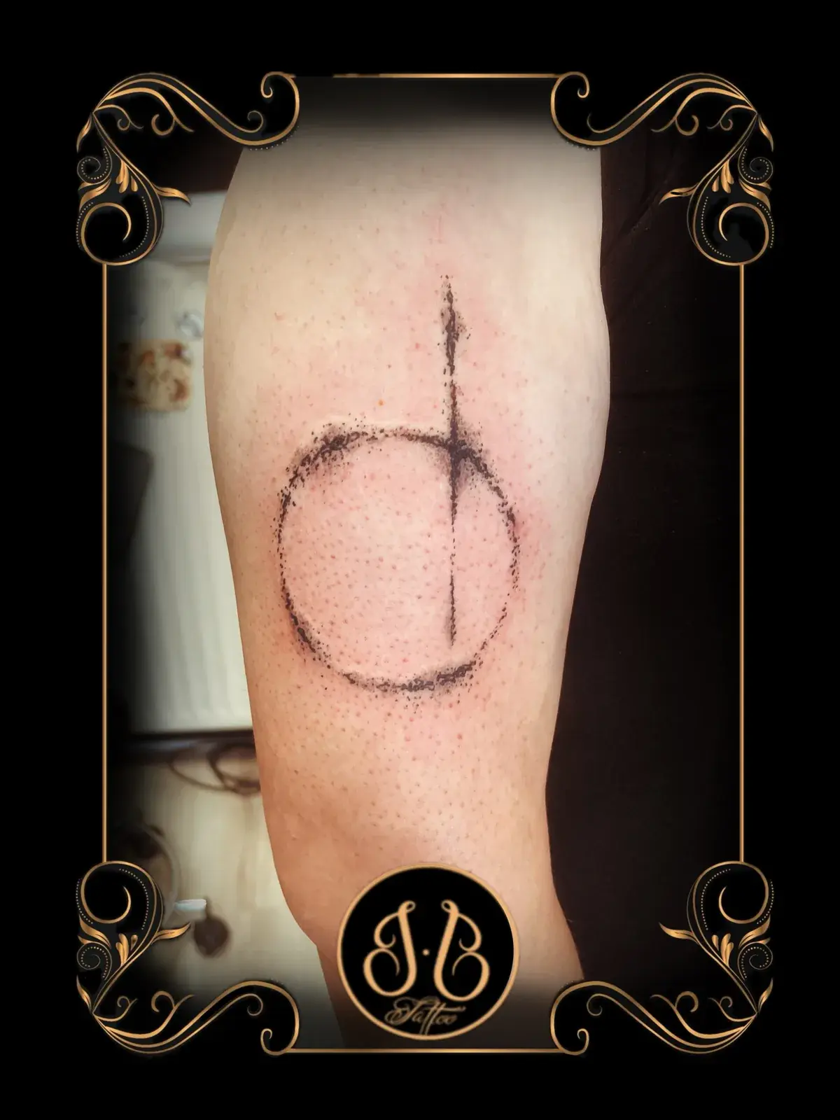 Tatouage cercle en dotwork sur le bras, réalisé par Sébastien chez Ino-Ink
