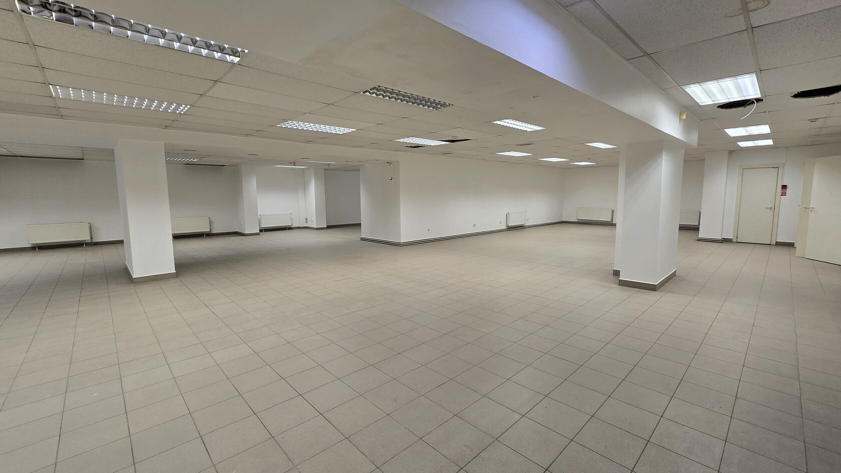 TC Pērnava plaša komerctelpa otrajā stāvā