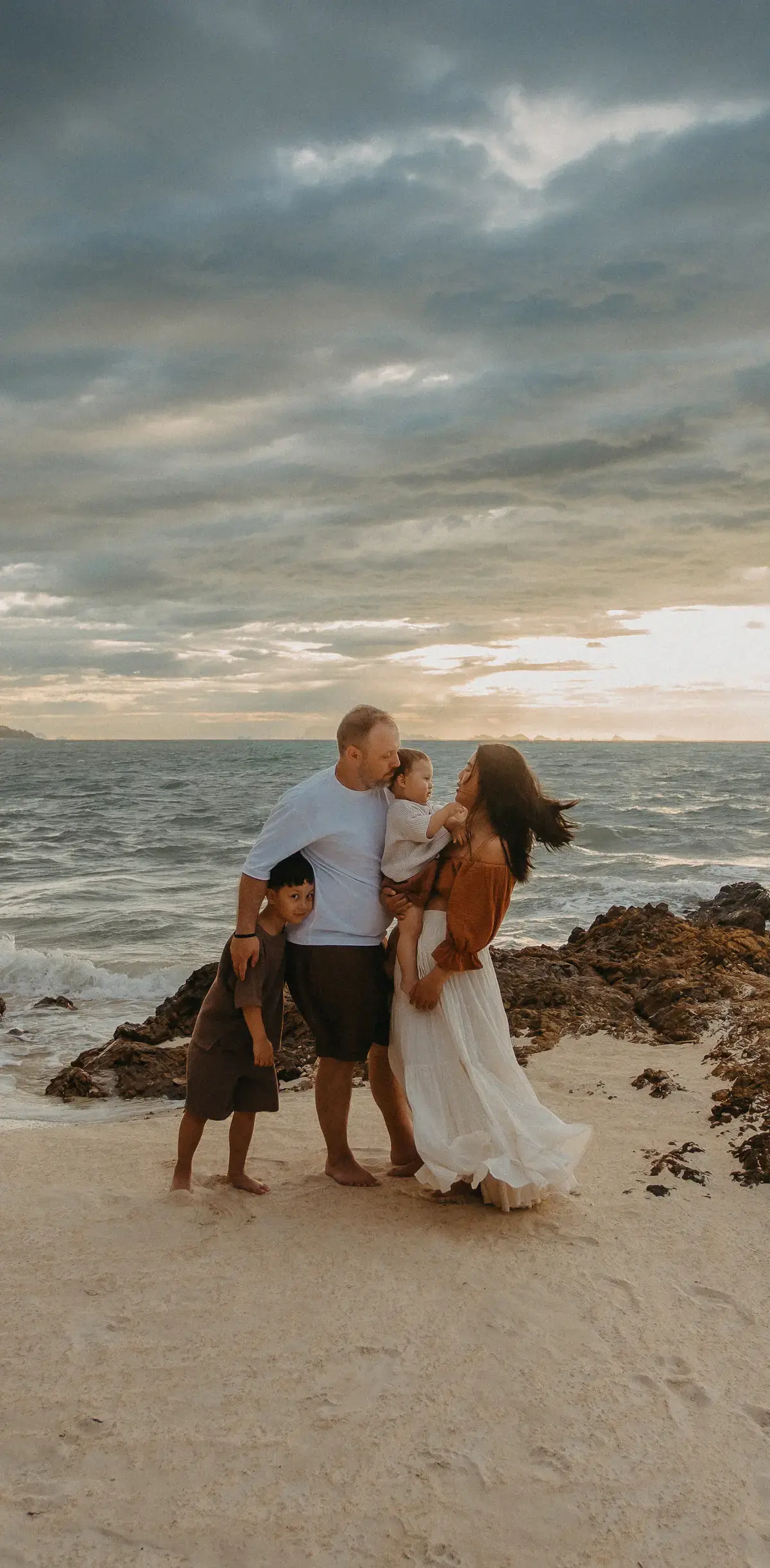 Family photoshoot at Ban Tai Beach Koh Samui — natural sunset portraits mobile
