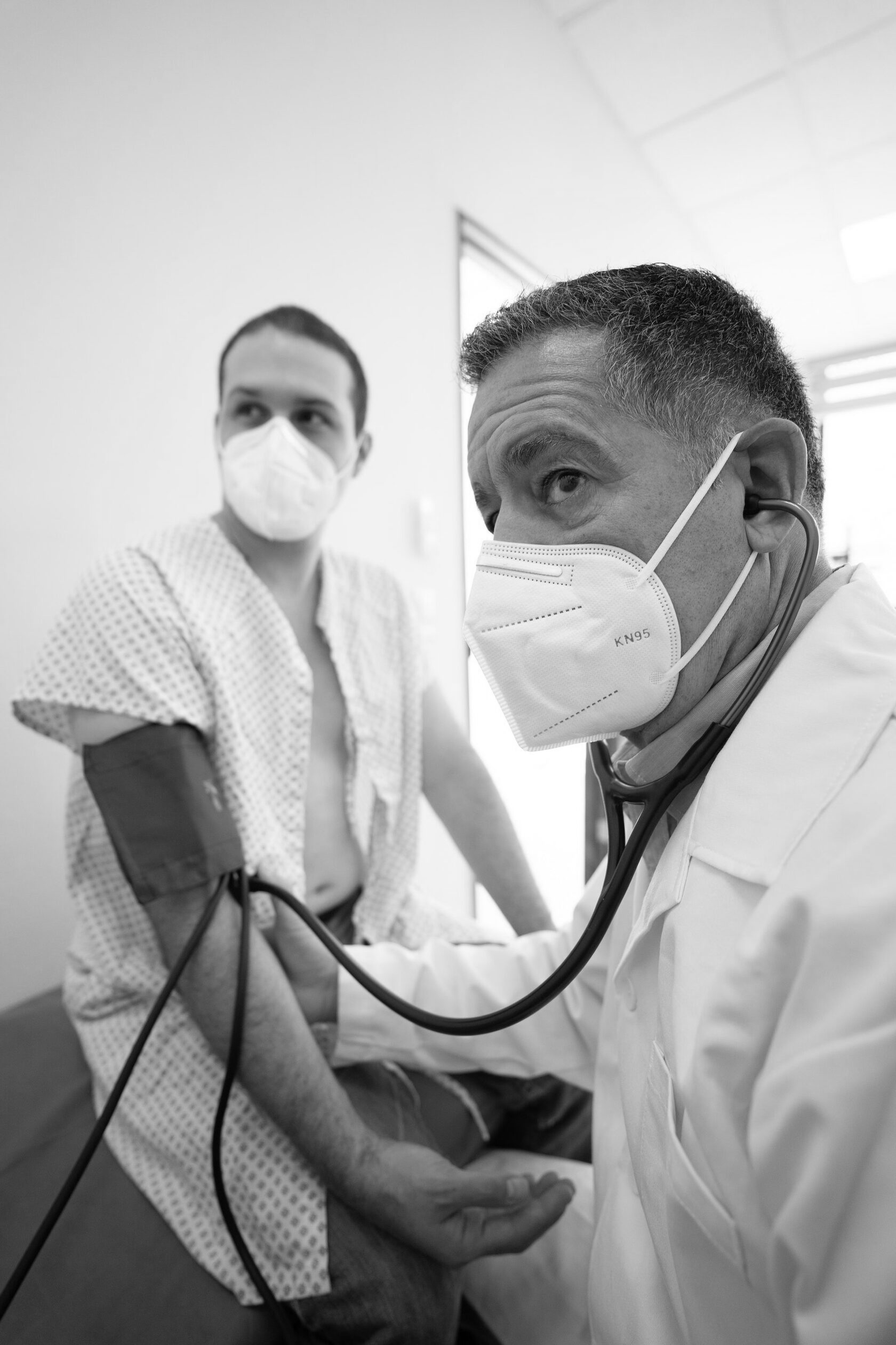  Der Arzt misst den Blutdruck