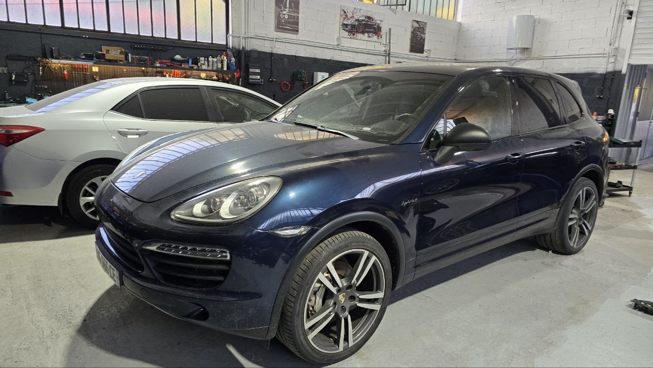 Porsche Cayenne Hybrid 958 bleu nuit dans le garage Way Master