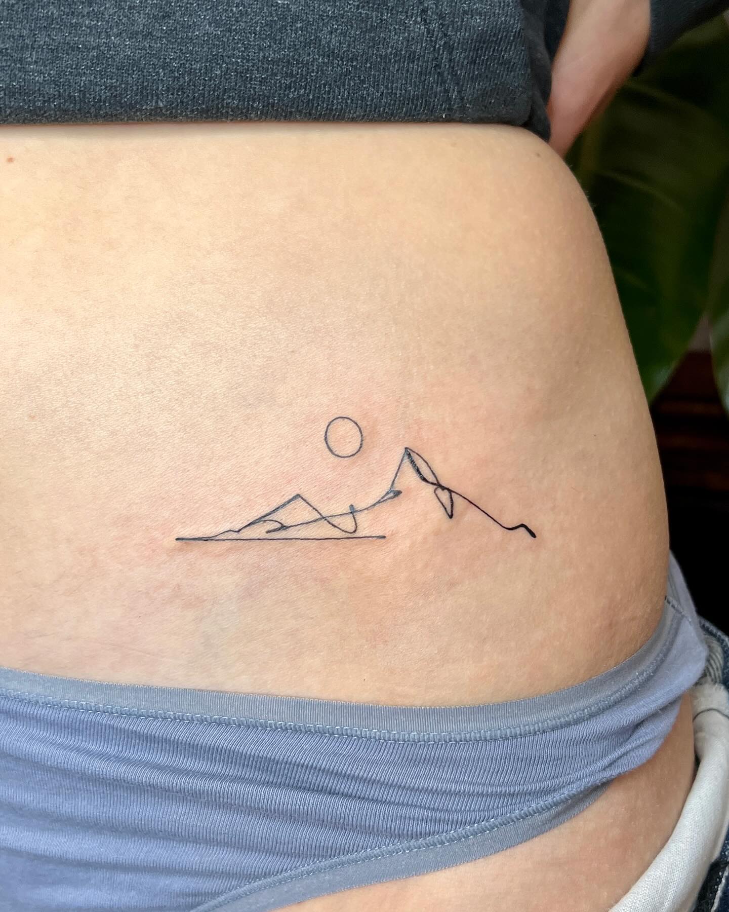 Berge in einer Linie — Tattoo von Lisa (@bilderaufderhauttattoo).