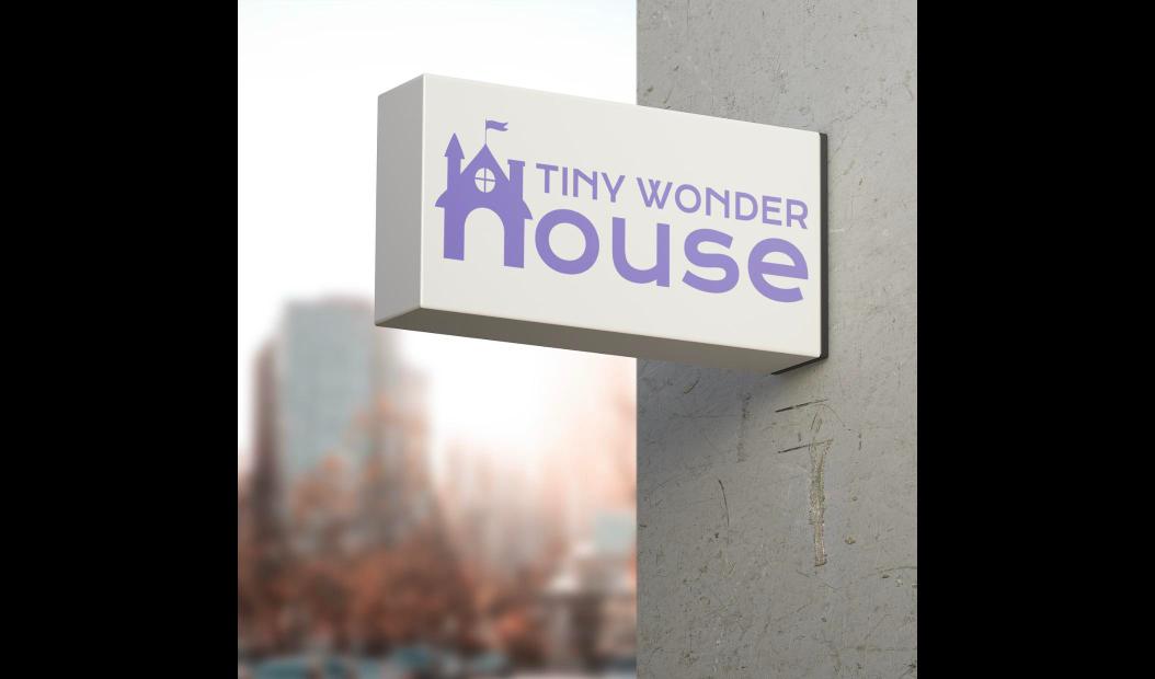 Вивіска з логотипом Tiny Wonder House